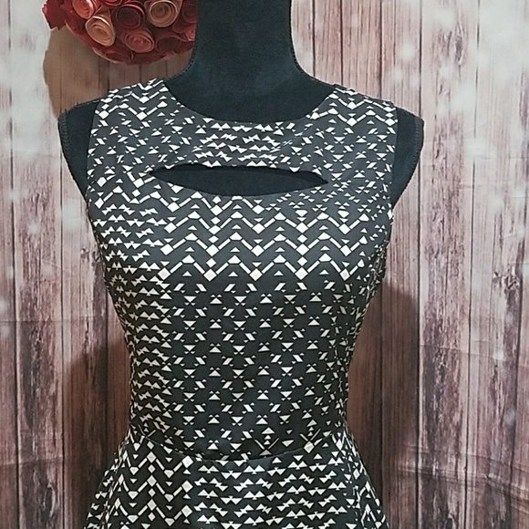 lineas Dresses & Skirts - 🔖2/$15 Lineas flaired black dress